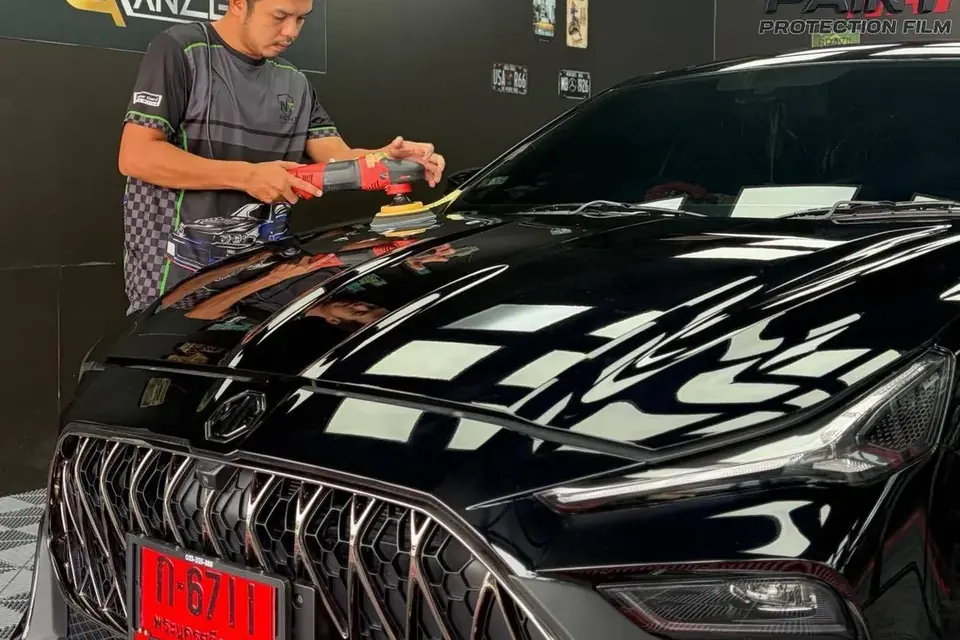 ห้องเคลือบสีภายในร้าน ผนังแสดงแบรนด์ Glänzend