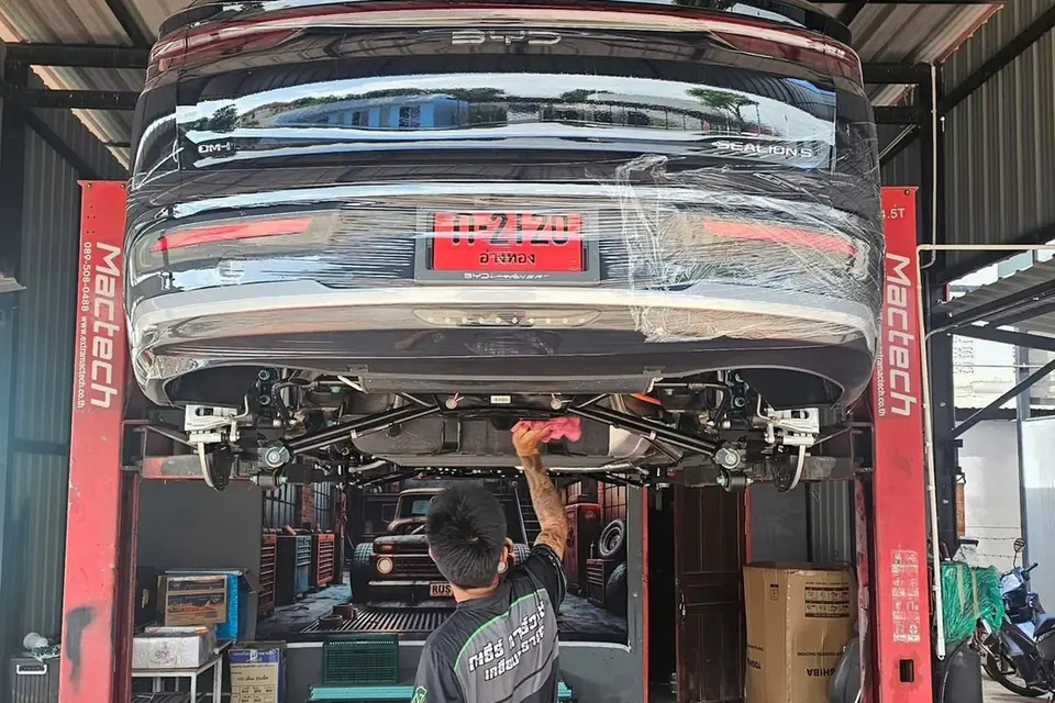 ช่องยกรถสำหรับงานใต้ท้องรถภายในร้าน