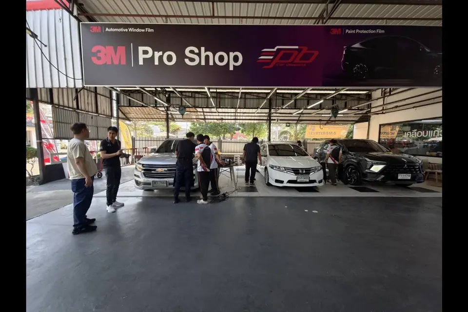 ทีมช่างประจำร้านกำลังทำงานที่ตัวรถในโซน 3M Pro Shop