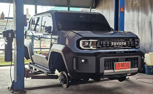 Toyota Land Cruiser ยกช่วงล่างเพื่อพ่นกันสนิม Iron Seal ที่ 168 Love Car