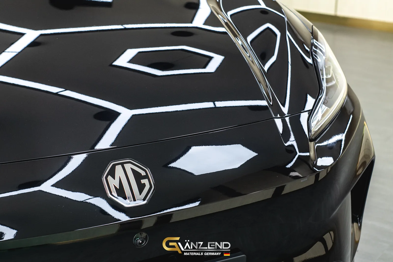 ฝากระโปรงและไฟหน้า MG Urban EV หลังเคลือบ สะท้อนแสงเป็นลวดลายชัด