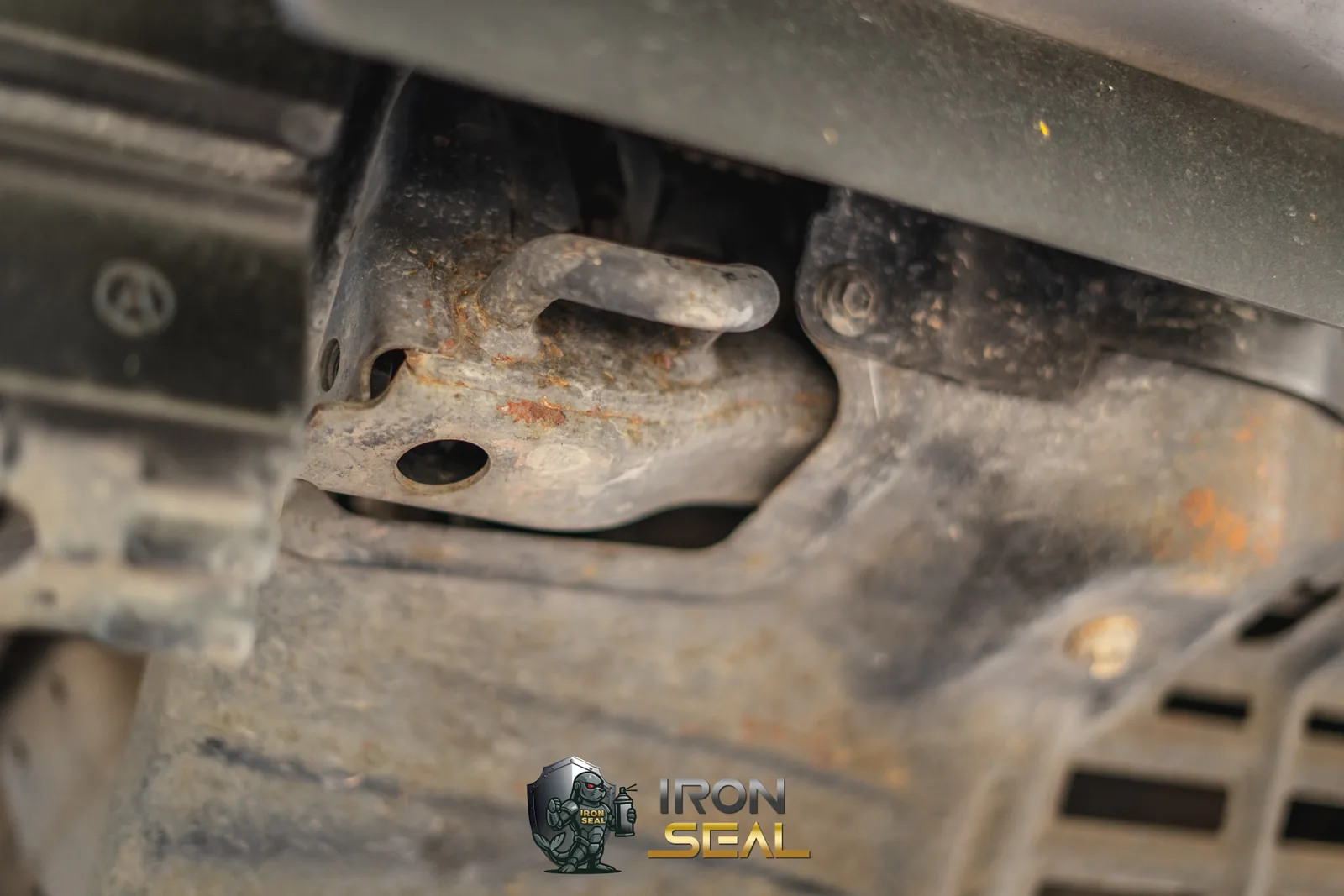 ก่อนพ่น: ช่วงล่าง Toyota Fortuner มีสนิมขึ้นตามชิ้นส่วนโลหะ ก่อนพ่นกันสนิม IRON SEAL สูตรดำด้าน